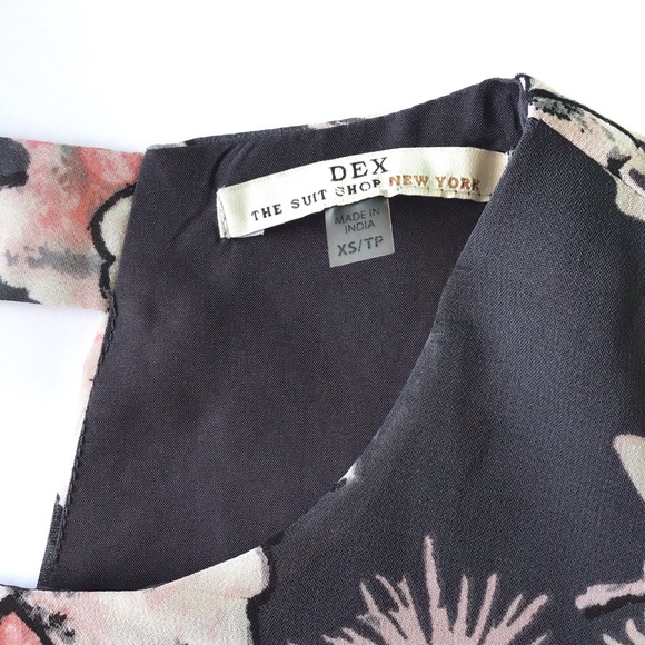 DEX THE SUIT SHOP NY | SLEEVELESS FLORAL BLOUSE - Picture 5 of 7